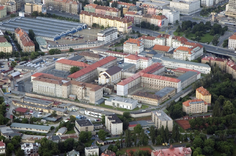 Letecký pohled na areál věznice Pankrác.