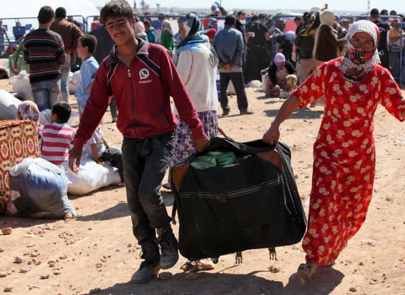 Syrští uprchlíci z Kobani na hraničním přechodu mezi Tureckem a Sýrií. Syrští uprchlíci z Kobani na hraničním přechodu mezi Tureckem a Sýrií.