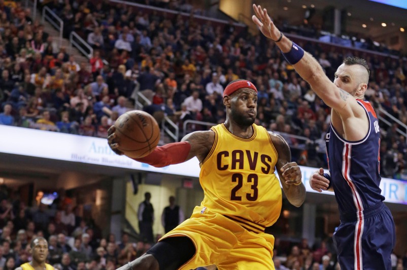 LeBron James z Clevelandu (vlevo).
