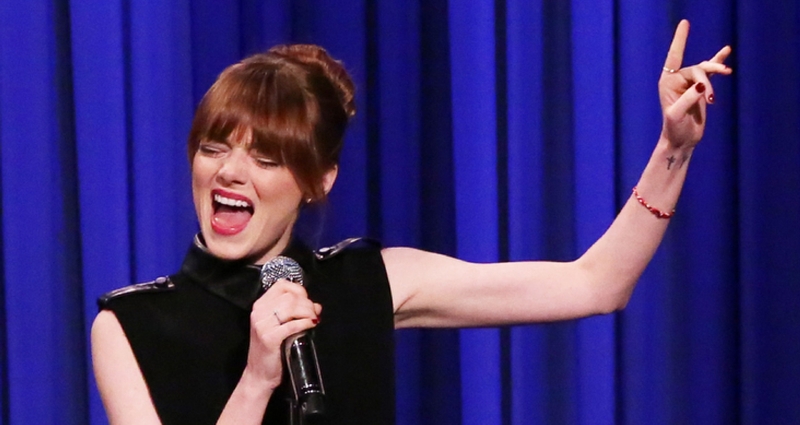 Emma Stoneová v show u Jimmyho Fallona. 