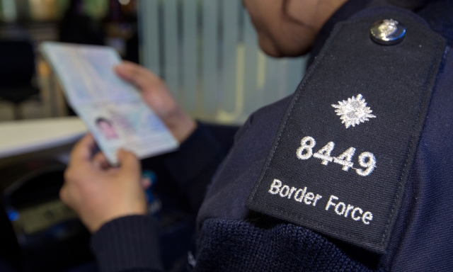 Britští imigrační úředníci mají plné ruce práce.