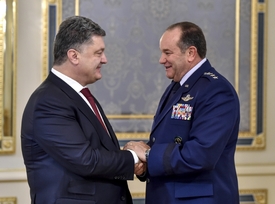 Petro Porošenko s velitelem vojsk NATO v Evropě Philippem Breedlovem.