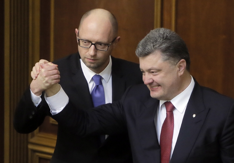 Prezident Petro Porošenko (vpravo) s premiérem Arsenijem Jaceňukem.