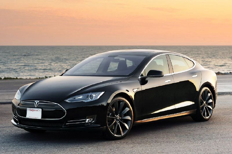 Tesla vyrábí elektromobil Model S a chystá se podnikat v Evropě.