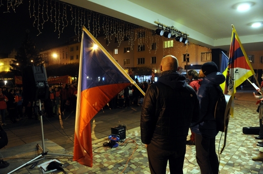 Organizátoři kritizovali hlavu státu za veřejné vulgární vyjadřování, ale i za jeho postoje a výroky související se zahraniční politikou.