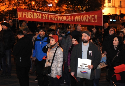 Asi sto lidí v centru Ústí nad Labem demonstrovalo svou nespokojenost s některými výroky a postoji prezidenta Miloše Zemana.