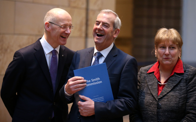 Návrh posílení autonomie Skotska vypracovala tzv. Smithova komise. Na snámku uprostřed se skotským vicepremiérem Johnem Swinneym (vlevo) a poslankyní Annabel Goldieovou.
