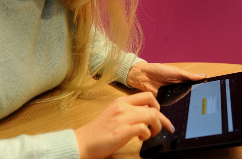 Lidé čím dál častěji sledují mediální obsah na různých platformách jako je televize, tablet či mobil.