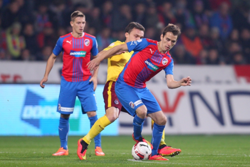 Plzeňský záložník Tomáš Hořava (vpravo).