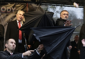 Zeman kryt deštníky.