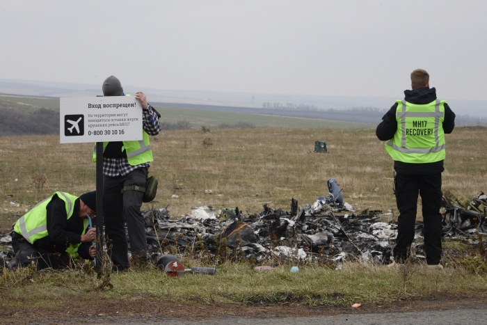 Trosky sestřeleného boeingu letu MH17 v místě dopadu na východní Ukrajině. 