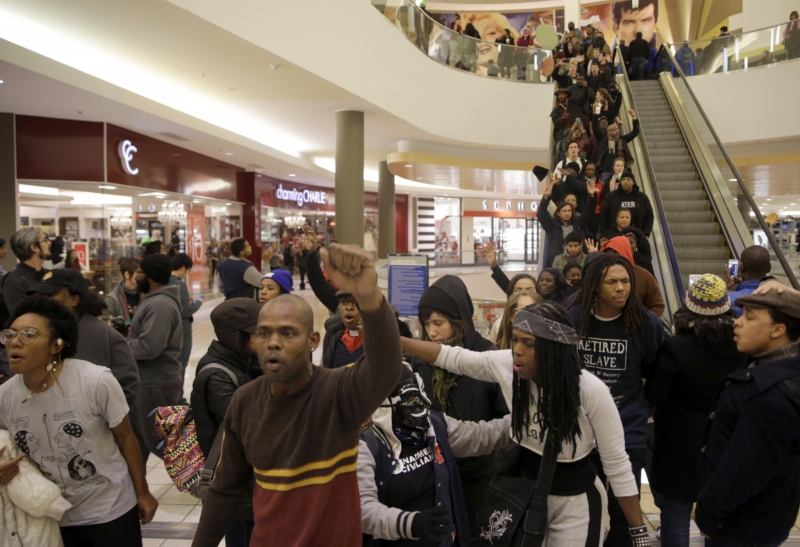 Protestující v obchodním centru Chesterfield Mall a americkém státě Missouri. Protestující v obchodním centru Chesterfield Mall a americkém státě Missouri.