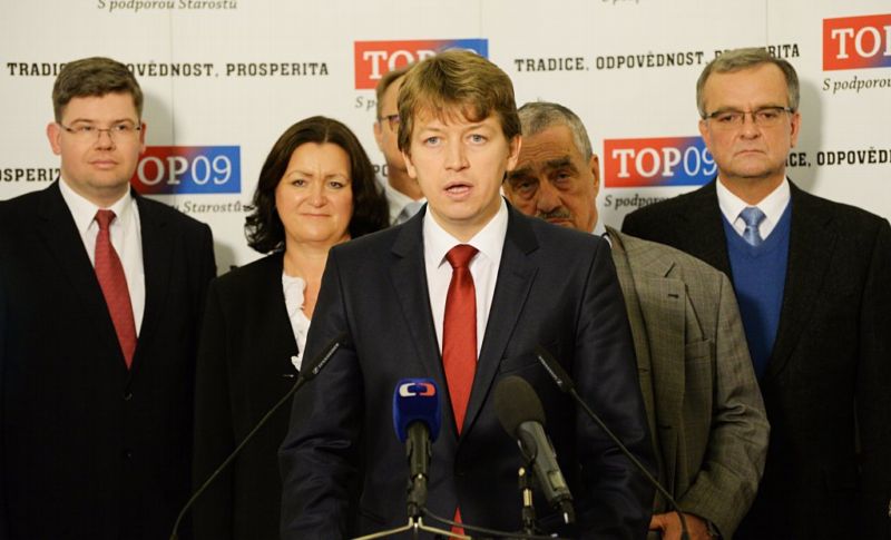 Jiří Koubek (uprostřed) chce obnovit spolupráci mezi vedením TOP 09 a magistrátem.