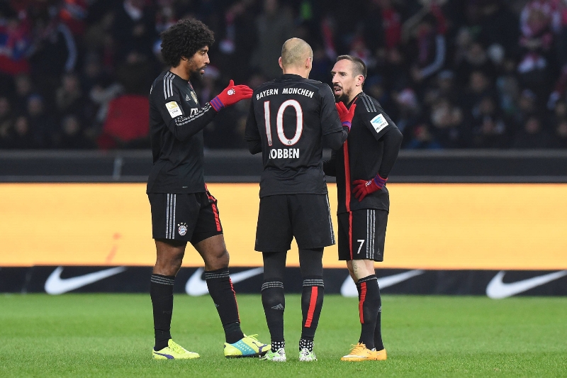 Hráči Bayernu se radují z Robbenova gólu.