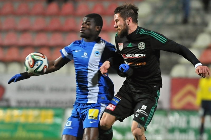 Utkání 16. kola první fotbalové ligy FK Příbram - Slovan Liberec 28. listopadu v Příbrami. Isaac Sackey (vlevo) z Liberce a Martin Fillo z Příbrami.