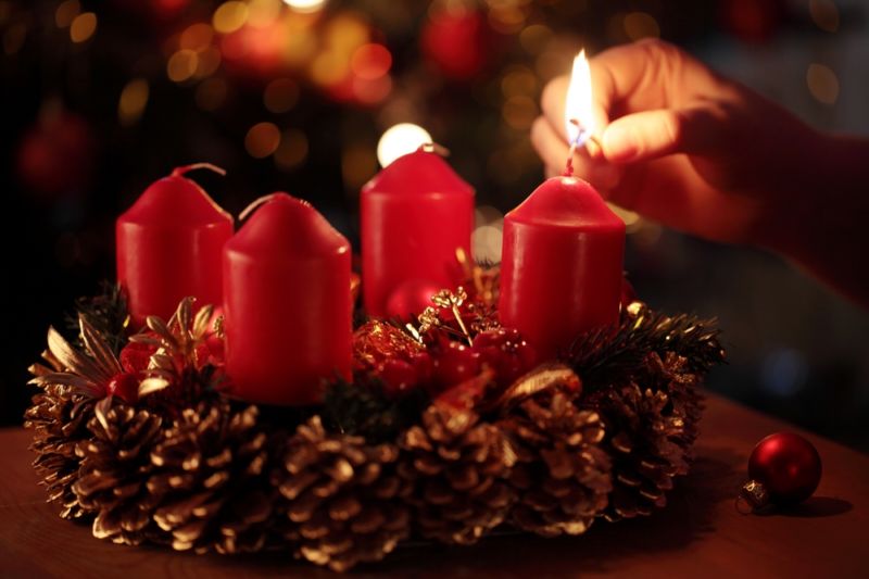 Dnes se zapaluje první svíčka na adventním věnci, který symbolizuje Kristův kříž (ilustrační foto). Dnes se zapaluje první svíčka na adventním věnci, který symbolizuje Kristův kříž (ilustrační foto).