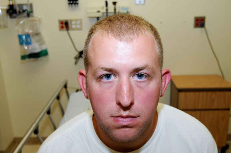 Policista Darren Wilson v nemocnici, poté, co zastřelil Michaela Browna.
