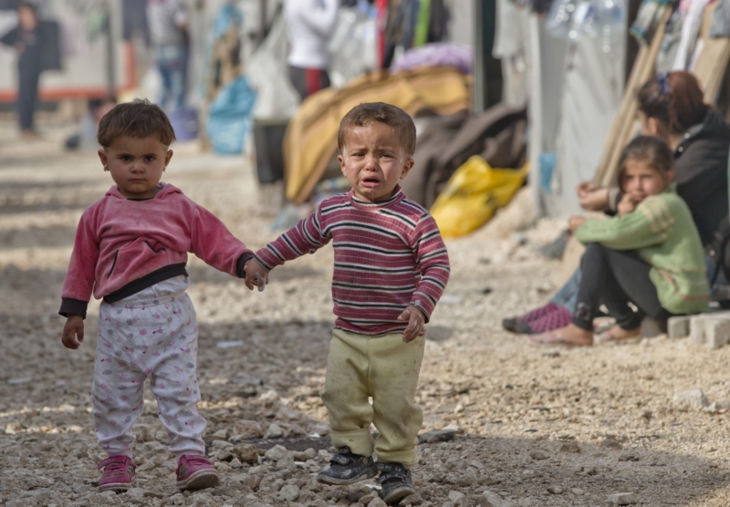 Kurdi v uprchlickém táboře na syrsko-turecké hranici. Kurdi v uprchlickém táboře na syrsko-turecké hranici.