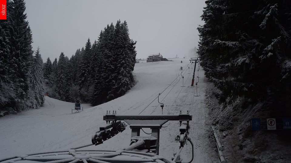 Skiareál Černá hora den před zahájením sezóny. 