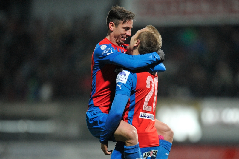 Utkání 16. kola první fotbalové ligy: Baumit Jablonec - Viktoria Plzeň, 30. listopadu v Jablonci nad Nisou. Hráči Plzně (zleva) Milan Petržela a Václav Procházka se radují z prvního gólu.