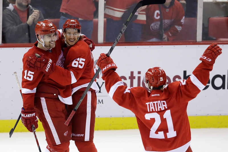 Hokejisté Detroitu zvítězili v jediném utkání NHL nad Vancouverem 5:3, jednou asistencí k tomu přispěl i český obránce Jakub Kindl.