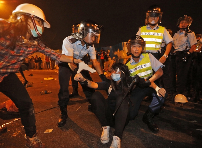 V Hongkongu po nových protestech panuje napjatá situace a chaos.