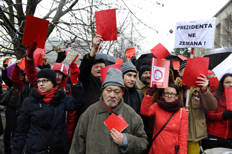 Červené karty pro Miloše Zemana.