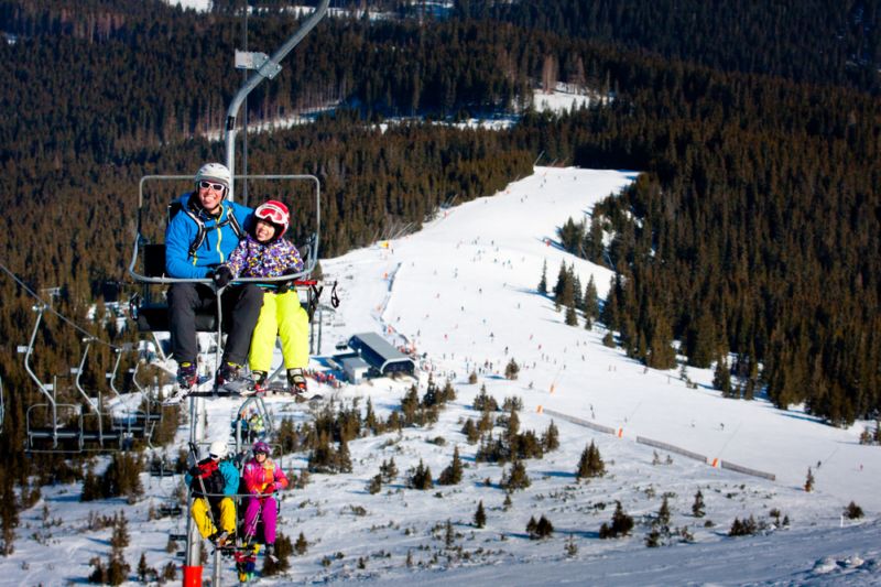 Největší slovenský skiareál v Jasné pod horou Chopok v Nízkých Tatrách. Největší slovenský skiareál v Jasné pod horou Chopok v Nízkých Tatrách.