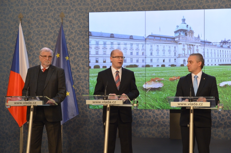 Zleva prezident Svazu průmyslu a dopravy ČR Jaroslav Hanák, premiér Bohuslav Sobotka a předák Českomoravské konfederace odborových svazů Josef Středula.