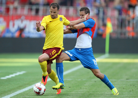 Marek Matějovský ze Sparty (vlevo) v souboji s plzeňským Janem Kovaříkem.