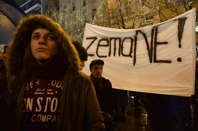 Protestní pochod požadující odstoupení prezidenta.