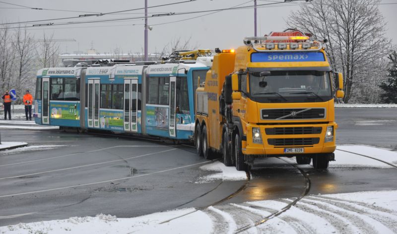 Odtah odstavené tramvaje z tratí v Olomouci pomocí vyprošťovacího tahače.