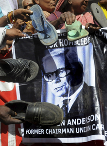 Protest proti někdejšímu šéfovi Union Carbide Warrenu Andersonovi z roku 2010.