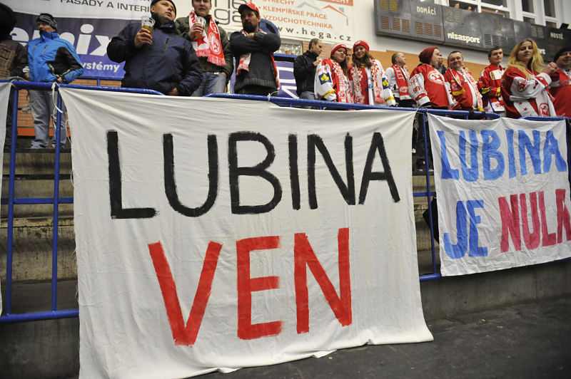 Transparenty fanoušků volají po odchodu trenéra Slavie Ladislava Lubiny.