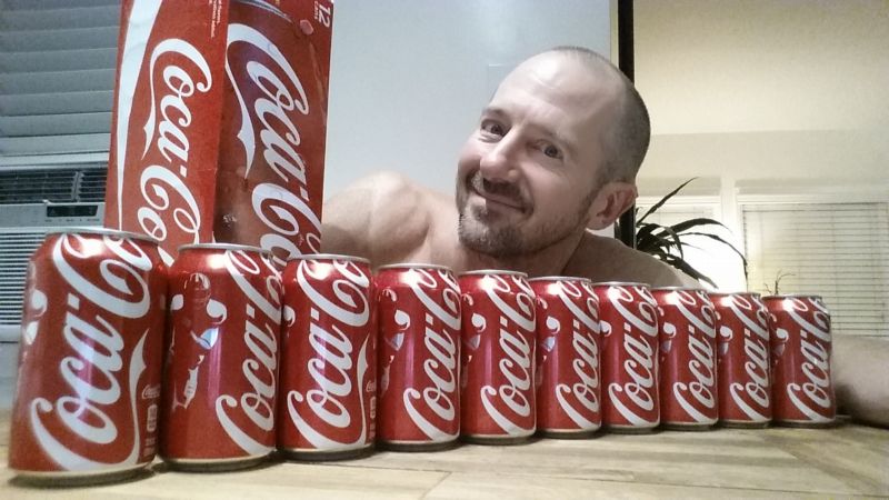 George Prior pil měsíc deset plechovek coca-coly denně.