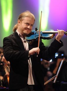 Pavel Šporcl, který během benefice vystoupí, daroval svou Zlatou kolekci i s věnováním.