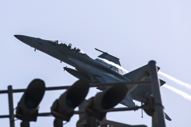 Americký letoun F/A-18F Super Hornet vracející se z mise.