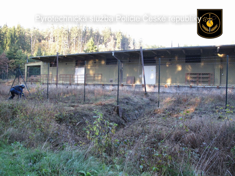 Policie zajišťuje okolí. Policie zajišťuje okolí.
