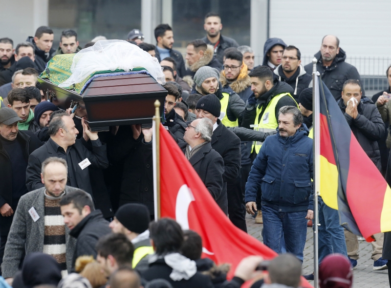 Na 1500 Němců se přišlo rozloučit s Tugce Albayrakovou. Na 1500 Němců se přišlo rozloučit s Tugce Albayrakovou.