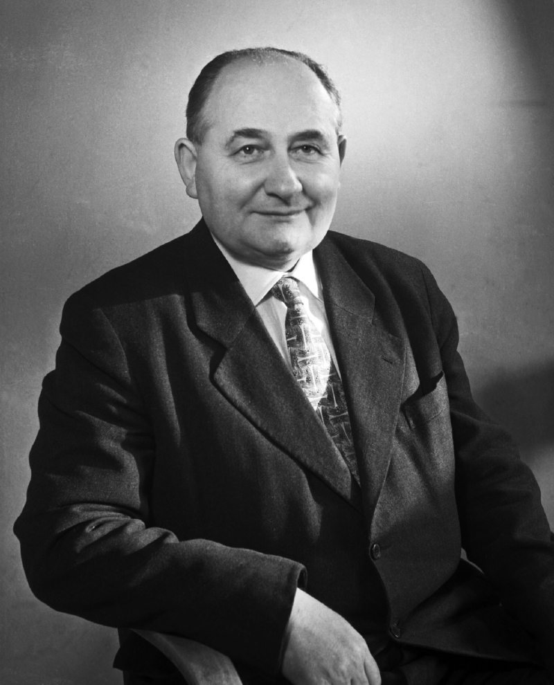 Alois Hába na archivní fotografii. Alois Hába na archivní fotografii.