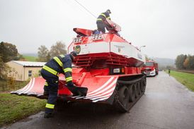 Hasiči povolali na místo při prvních výbuších tank.
