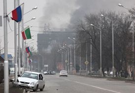 Kouř stoupá z budovy nakladatelství, ve které se zabarikádovali ozbrojenci.