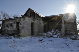 Ze vsi Talakivka, ležící u předního okraje ukrajinské obranné linie azovského přístavu Mariupol, se většina lidí kvůli ostřelování z děl a raketometů proruských separatistů už odstěhovala. Na snímku je jeden z poškozených domů.