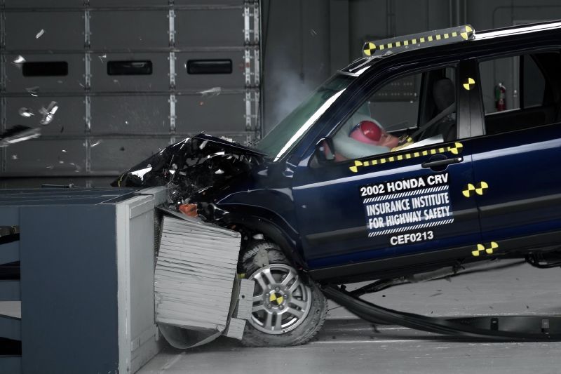 Honda CR-V, jeden z modelů, jehož se týká svolávací akce, při nárazové zkoušce. 
