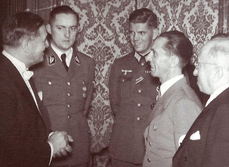 Z knihy Jiřího Křesťana Případ Václava Talicha. Václav Talich vlevo, druhý zprava Joseph Goebbels a zcela vpravo Emil Hácha.