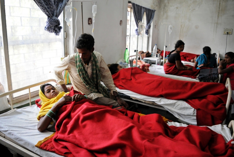 Sterilizace žen v Indii řeší úřady již podruhé. Sterilizace žen v Indii řeší úřady již podruhé.