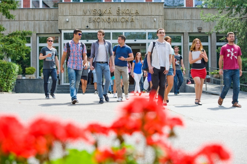 Studenti před VŠE. Studenti před VŠE.