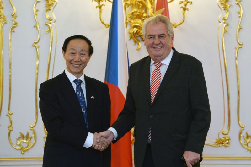 Prezident republiky Miloš Zeman přijal  v Praze šéfa oddělení pro zahraničí Ústředního výboru Komunistické strany Číny Wang Ťia-žueje.