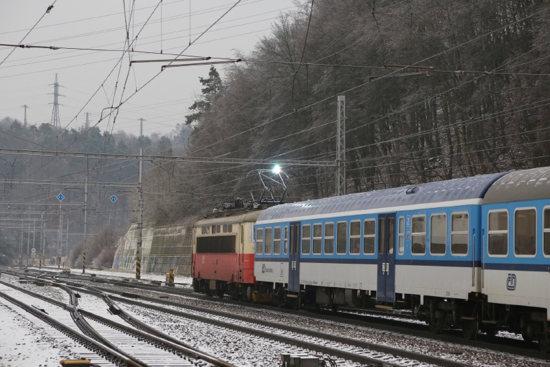 Kvůli nedávné ledovce zůstala stát spousta vlaků uprostřed dráhy. Kvůli nedávné ledovce zůstala stát spousta vlaků uprostřed dráhy.