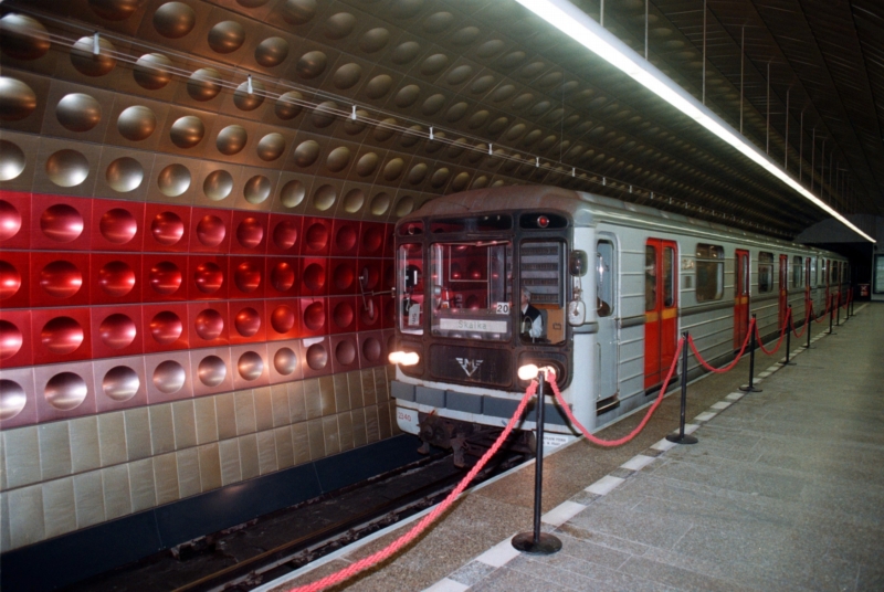 Metro ve stanici Staroměstská. Metro ve stanici Staroměstská.